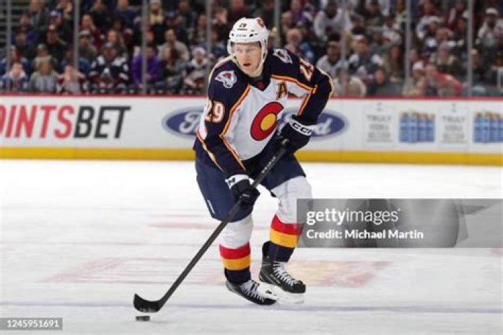 What skates does Nathan MacKinnon wear?